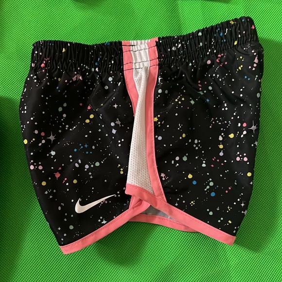 Nike - Picture 4 of 5